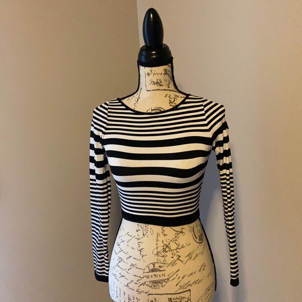 ✨Bebe ✨ black & white striped crop top with full length sleeves